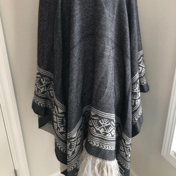 Elan cape/poncho/shawl ONE SIZE - Picture 7 of 9